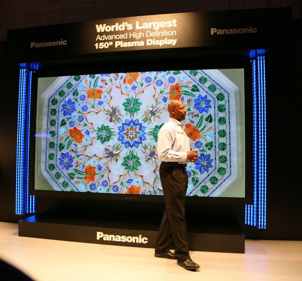 En voksen mann blir liten i forhold til Panasonics nye 150-tommer, som selskapet viser fram på CES-messa i Las Vegas.