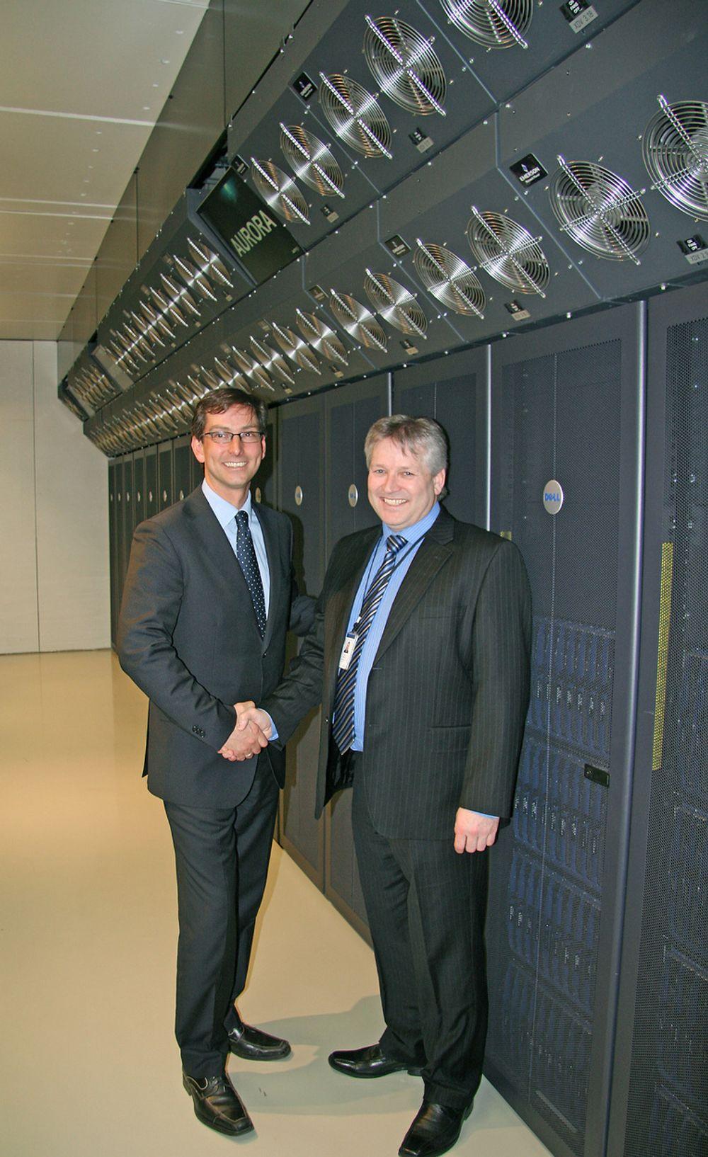 TAKK FOR HANDELEN:
Adm. direktør i Dell Norge, Michael Jacobs Dell Til venstre har grunn til å takke adm. direktør i EMGS for ordren på den nye superdatamaskinen de står foran.