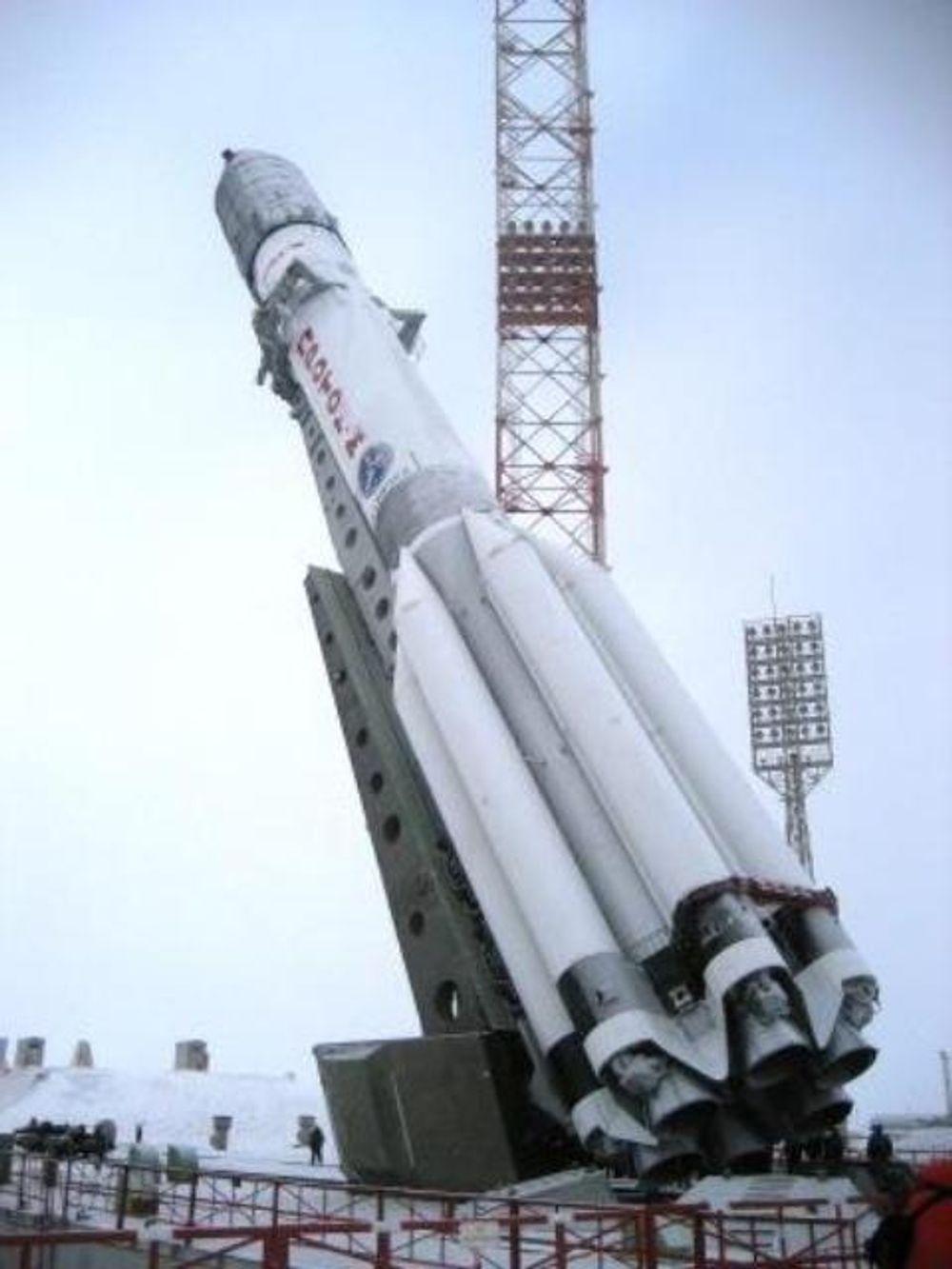 Den ussiske raketten Proton Breeze M  reises ved oppskytingsplattformen Baikonur i Kazakhstan tidlig i februar. Mandag 11. ble Telenor Satellite Broadcastings Thor 5-satellitt skutt opp med raketten.