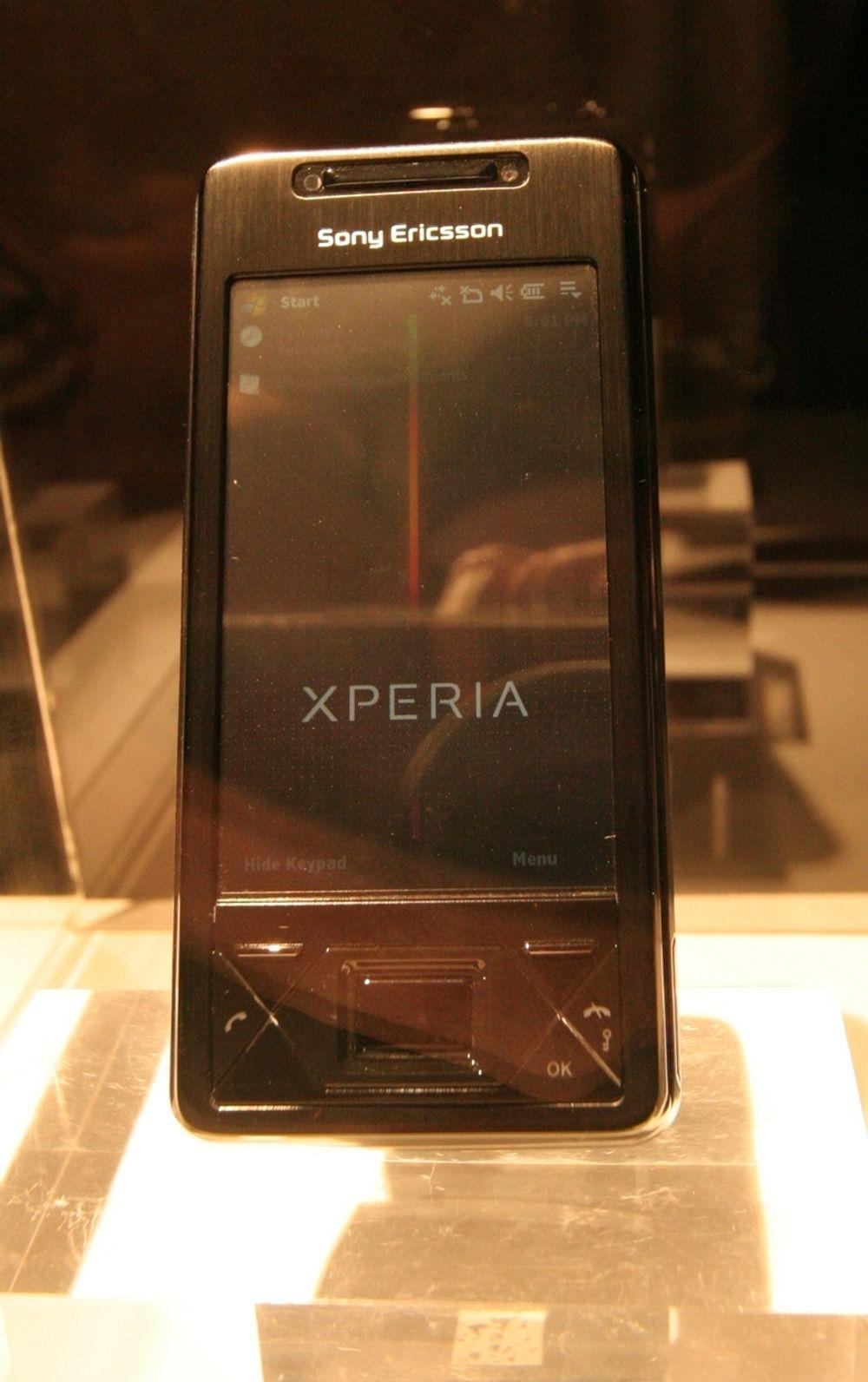 FRONT: Xperia X1 har en sofistikert design og levers i første omgang bare i sort. Men du må vente til høsten for å slå kloa i denne nallen.