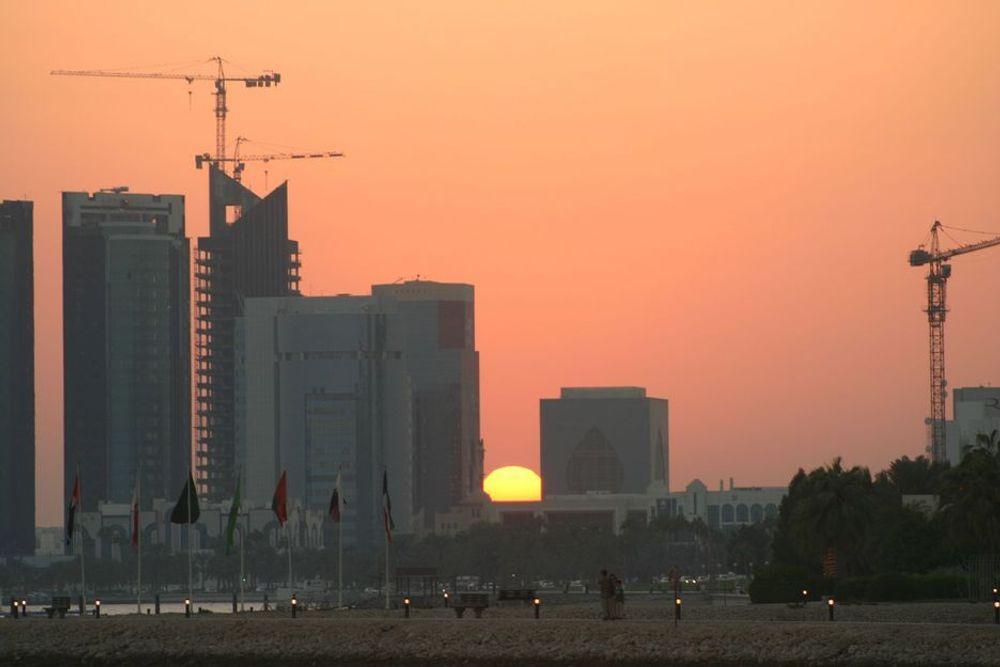 ARABIEN NIGHT: Solnedgang over hovedstaden Doha i Qatar.