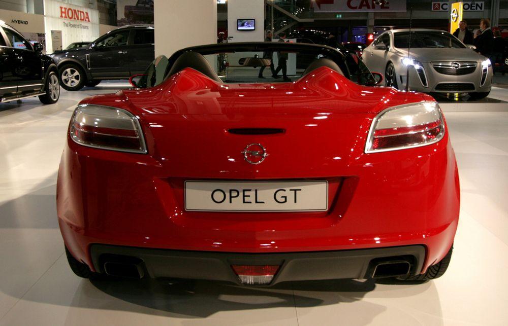 Opel GT med retrodesign som bringer tankene i retning både Porsche og Jaguar. GT har friske 264 hk på bakhjulene.
