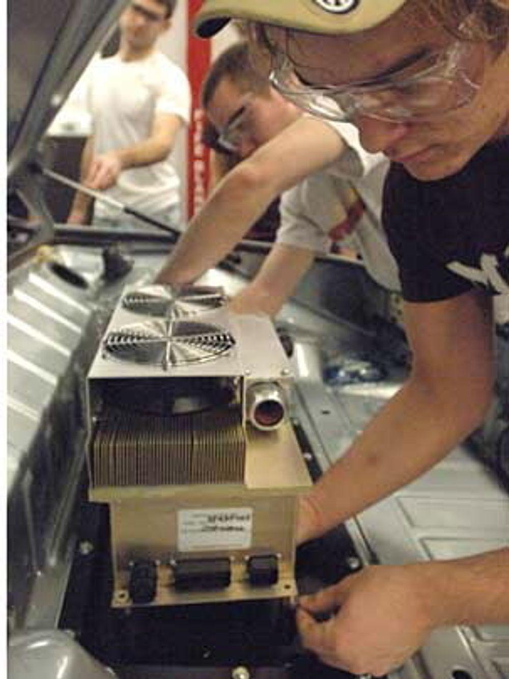MIT-studentene jobber med bilen. MIT-studenter har utstyrt en Porche 514 med en elektrisk motor.