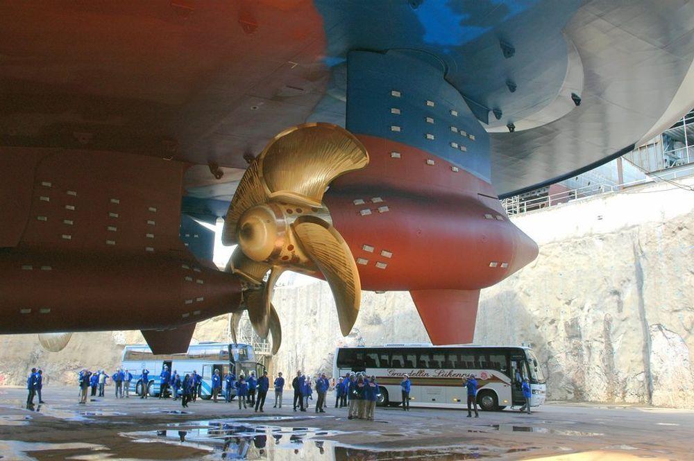 FRIHET: Propeller og propellakslinger til Liberty of the Seas. Propellene drives med el-motor i huset propellen er montert på - såkalt Azimuth-framdrift. Fra byggedokken til Aker Yards i Åbo, Finland.
