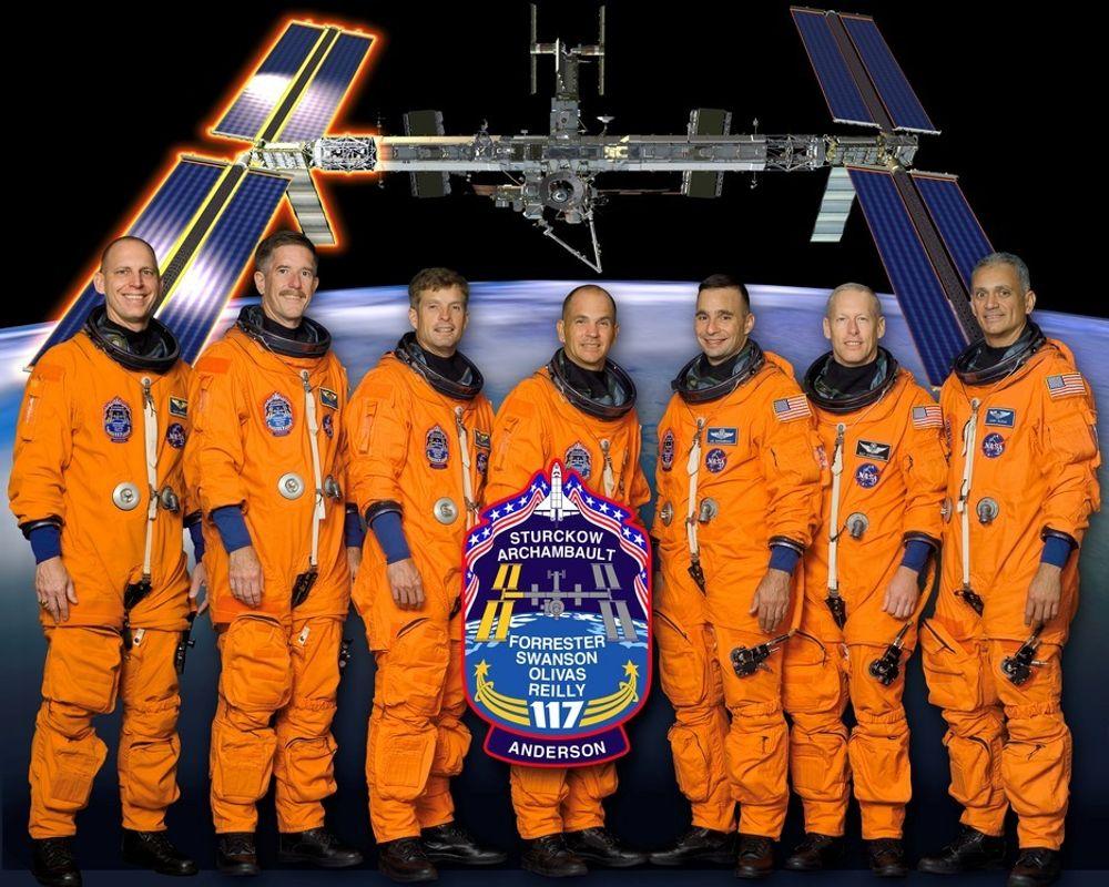 BESETNING: Mannskapet på STS-117 er Clayton C. Anderson (f.v.), James F. Reilly II, Steven R. Swanson, Frederick W. Sturckow, Lee J. Archambault, Patrick G. Forrester og John D. Olivas.