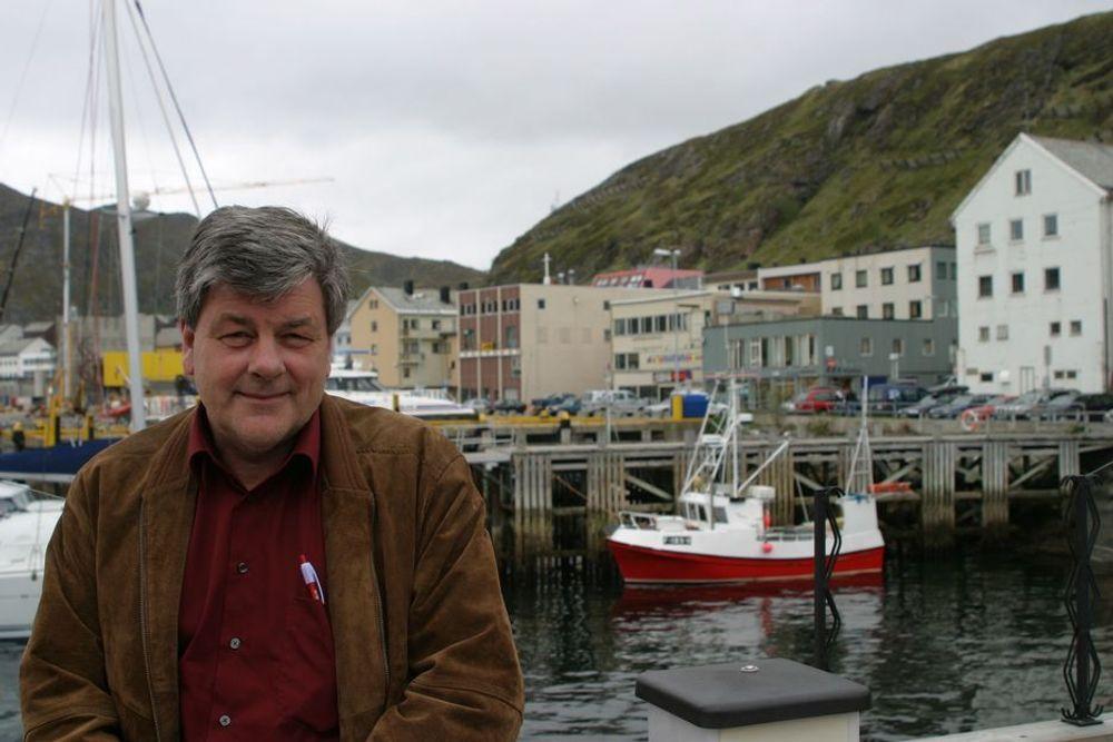 FORNØYD: Leder av miljø og utvikling i Hammerfest kommune, Jarle Edvardsen, koser seg stort i byen sin for tiden.
¿ Det er klondyke-stemning her nå, sier han.