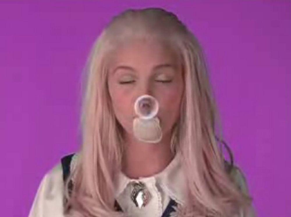 Tyggegummi og bunad går galt for Telenor-baben i musikkvideoen.