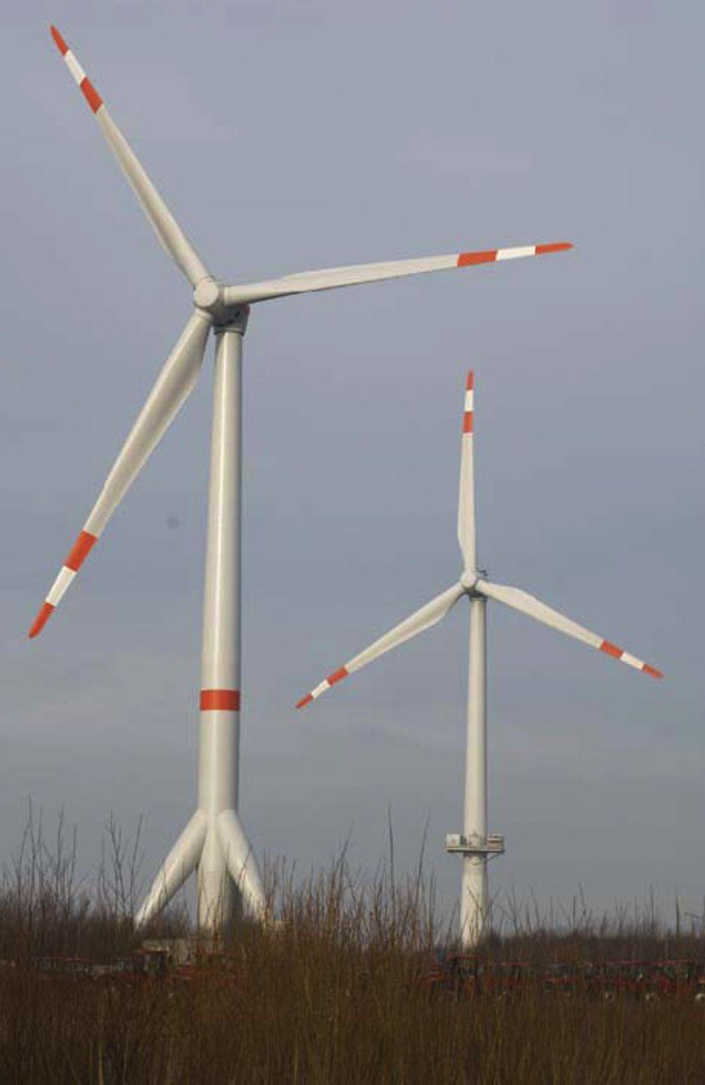 KRAFTIG: Slik ser Multibrid M5000 ut. De to vindturbinene på bildet er prototyper av havturbinene. Mot bakken ser du stålfundamentene, som skal lages ved Aker Kværner Verdal.