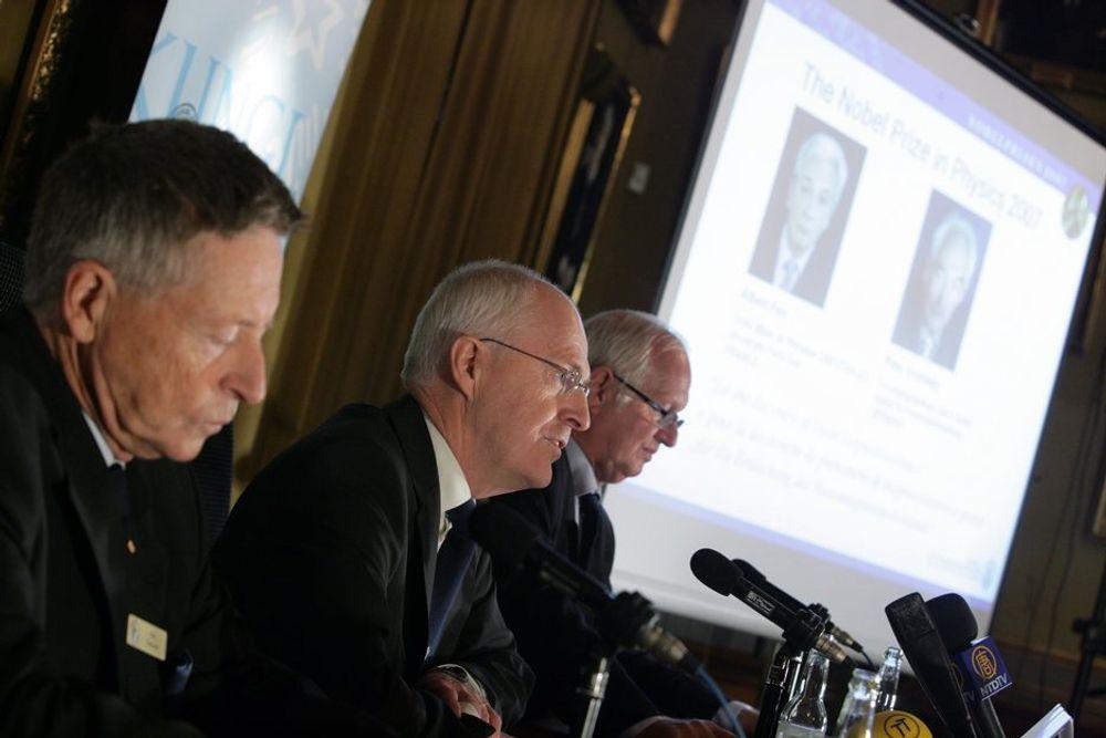Det svenske vitenskapsakademiet ved Per Carlsson, Gunnar Öquist og Börje Johansson bekjentgjorde tirsdag at Albert Fert og Peter Grünberg tildeles Nobels fysikkpris for 2007.