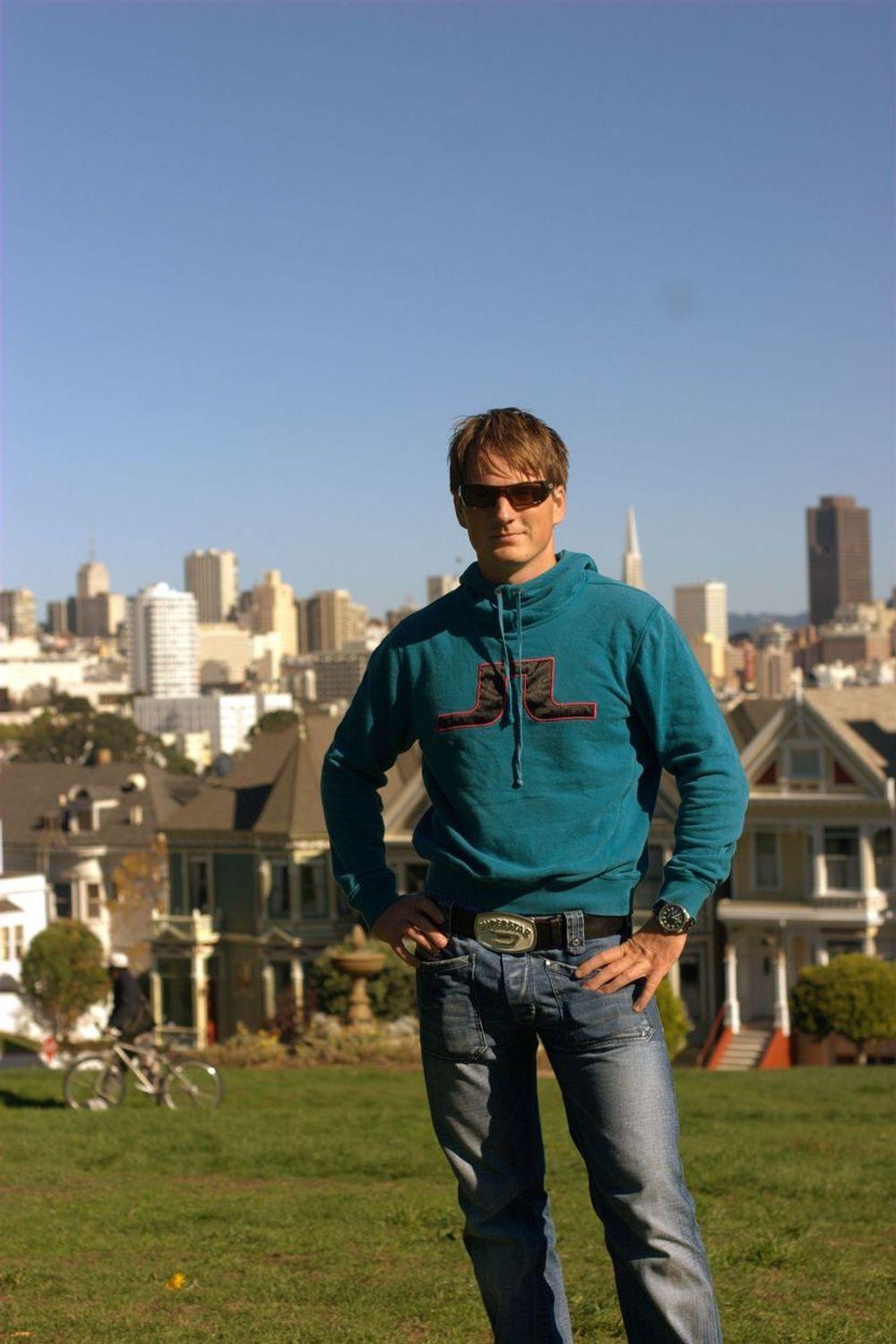 TRIVES I SOLEN: Eirik Skeid liker seg i California. Her er han på tur i San Fransisco.