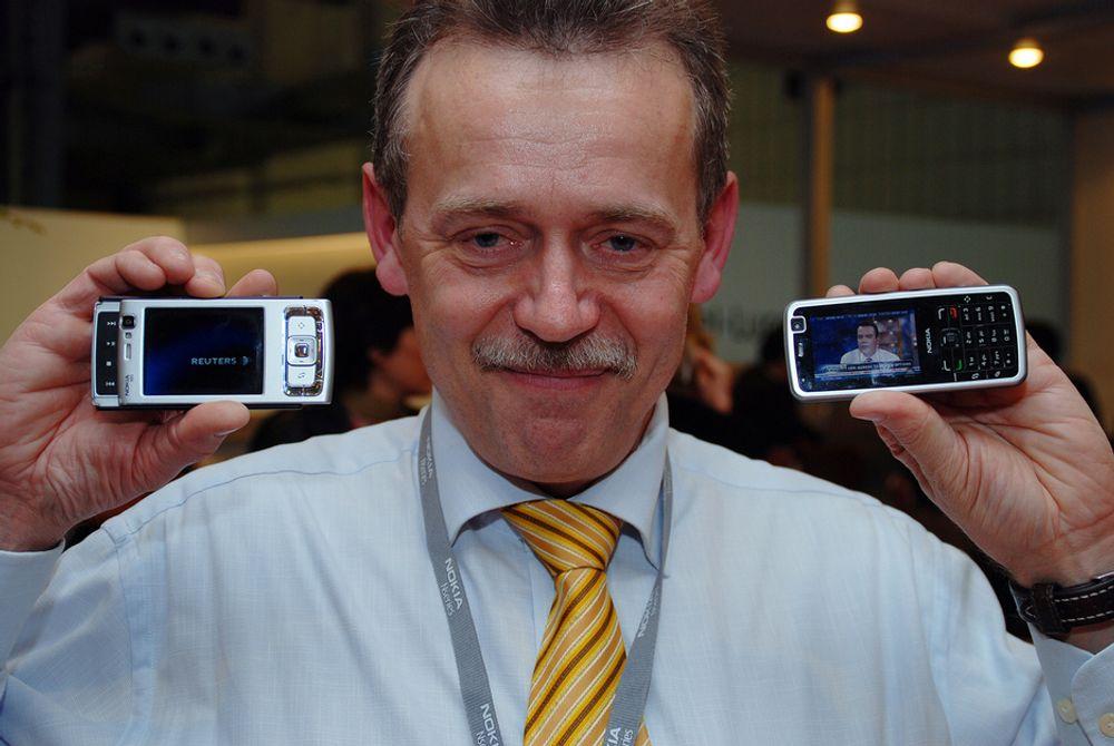 PARTNERE: Harri Männistö i Nokia forteller at de har skrevet avtaler både med Reuters og YouTube for å kunne gi brukerne gode nyhets- og underholdningstjenester gjennom mobil-TV. Her med modellene N95 (t.v.) og N77.