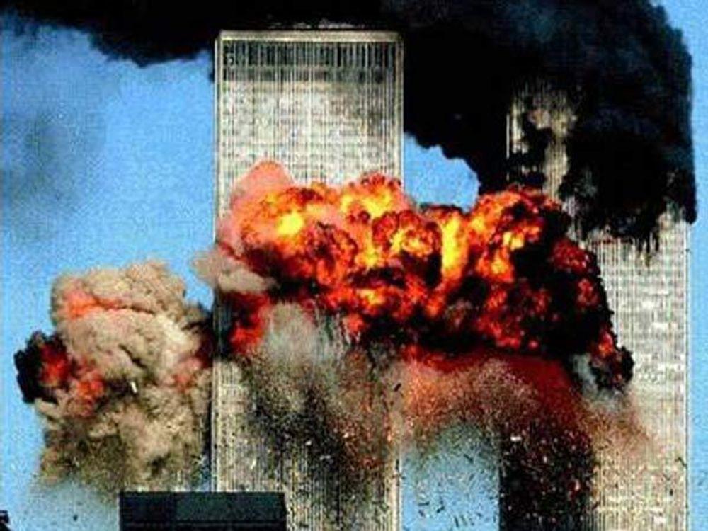 Det andre flyet har nettopp truffet det sørlige tårnet på World trade Center i New York, 11. september 2001.
