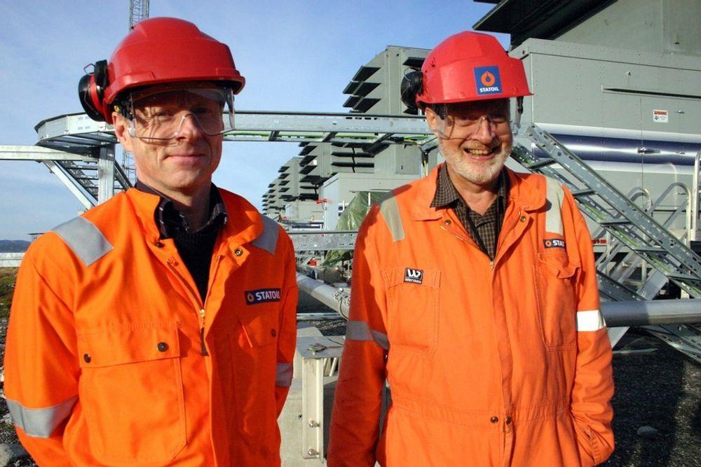 FORNØYD: Prosjektleder for reservekraft i Statnett, Sigurd Andenæs (til høyre) og ansvarlig for samfunnskontakt i Statnett, Knut Lockert, på Tjeldbergodden tirsdag, der Norges første mobile gasskraftverk snart står klart.