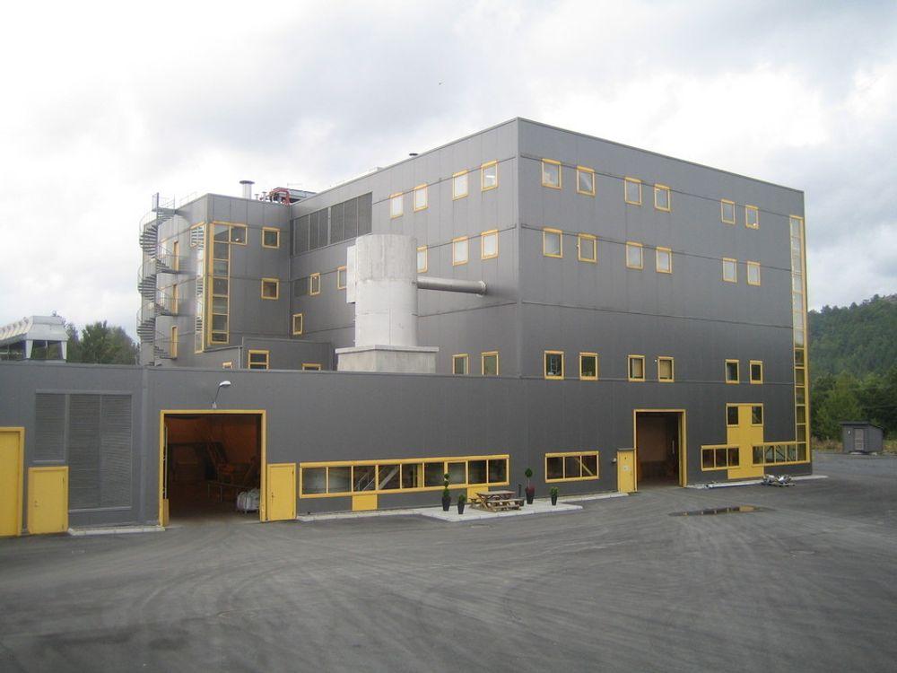 PRODUKSJON: Produksjonen av silisiumkarbid til partikkelfiltre i dieselbiler foregår ved denne fabrikken i Lillesand som har 150 ansatte. Bedriften har også en fabrikk på Eydehavn med 100 ansatte.