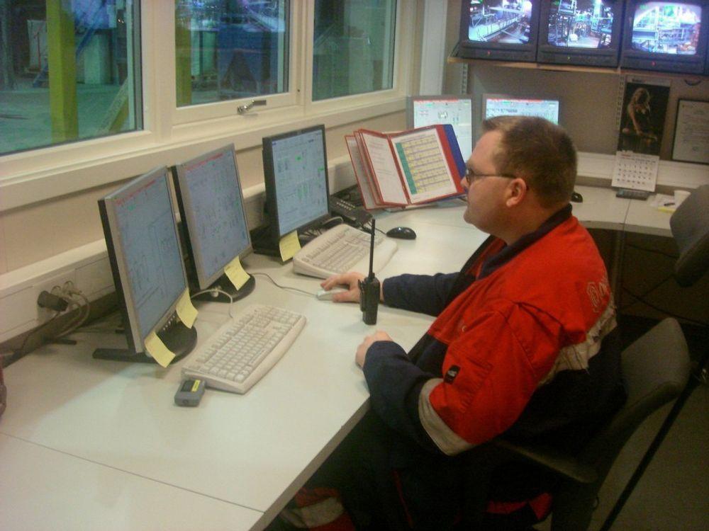 KONTROLL: I kontrollrommet har operatøren full oversikt over produksjonen til enhver tid.