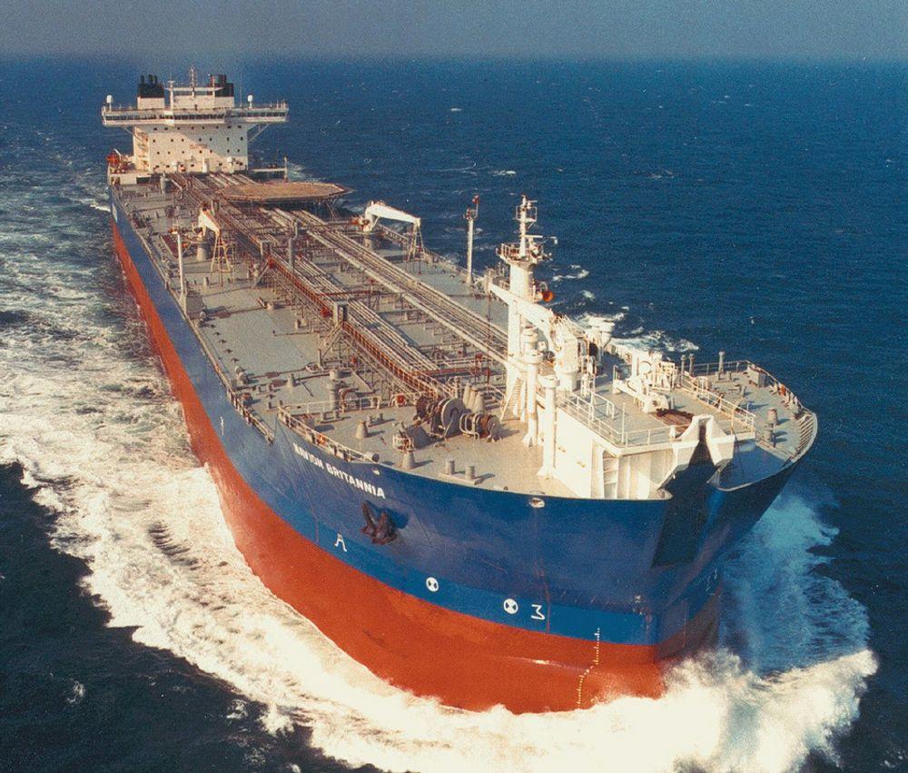 Navion Britannia, som var involvert i oljeutslippet fra Statfjord A, legger til kai på Mongstad i dag. Deretter skal mannskapet intervjues av myndighetenes granskingsgruppe.