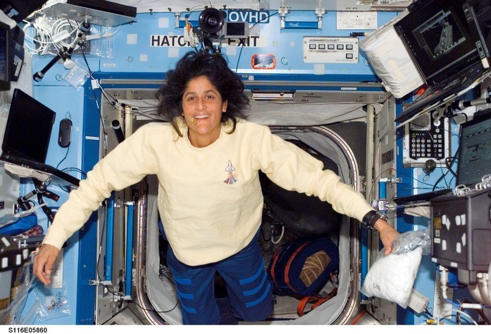 HISTORISK: Sunita Williams svever lykkelig rundt i den internasjonale romstasjonen (ISS). Nå har hun i tillegg vært tre ganger - eller 22,27 timer - på utsiden.