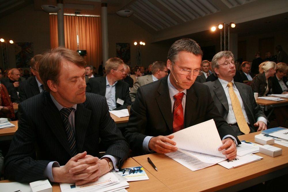 HÅNDTRYKK, MEN IKKE MER: Statsminister Jens Stoltenberg kunne ikke love Hydro-sjef Eivind Reiten (t.v.) et nytt industrikraftregime da de mtøtes på en industrikonferanse i Oslo.