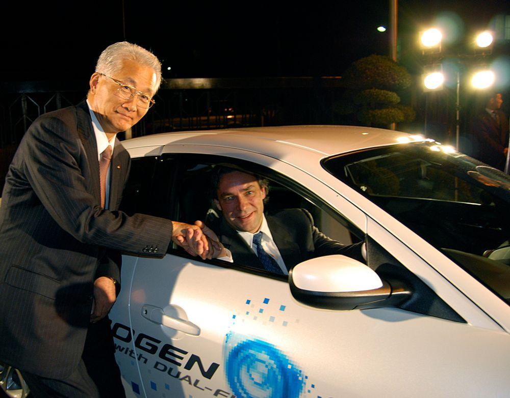 GOD TUR: Hisakazu Imaki, konsernsjef i Mazda, ønsker god tur på veien med hydrogenbilen RX-8 til Ulf Hafseld, leder for Hynor. Foto: Daniel Rees