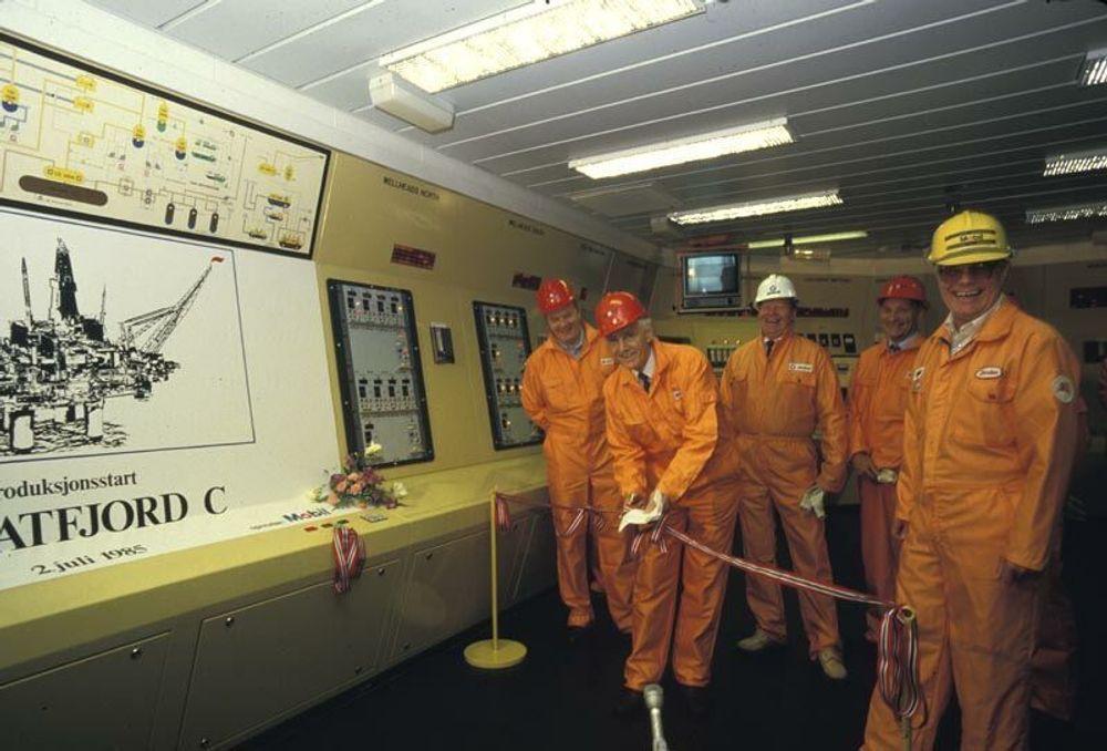 GAMMELT: Olje og energiminister Kåre Kristiansen i kontrollrommet åper produksjonen på Statfjord C 2. juli 1985.