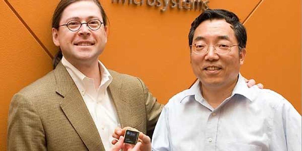 KLAR FOR SERVERNE: Sunsjefen Jonathan Schwarts og sjefen for elektronikkdivisjonen David Yen mener de nå har verdens raskeste prosessor.