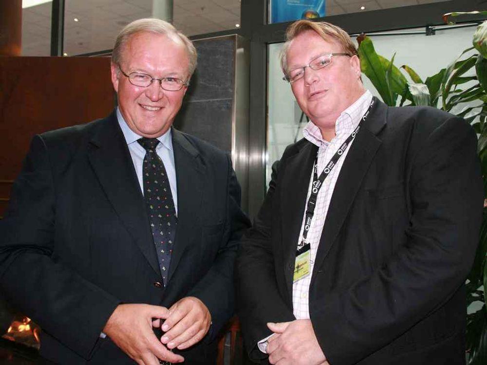 SLIK GJØR DU: Göran Persson prøver å lære Trond Heggelund fra Teknisk Ukeblad hvordan man poserer i "statsministerpositur". For ordens skyld; Persson til venstre på bildet.    ;-)
