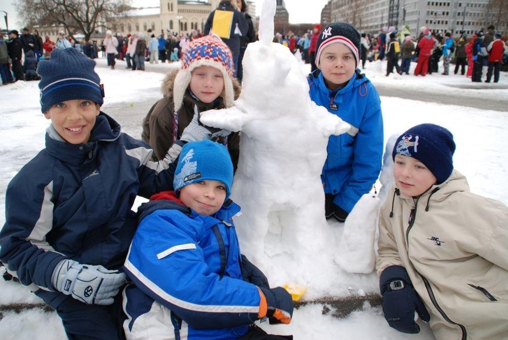 POLARÅRET? Det er når isen smelter på Sydpolen og Nordpolen, fordi det blir varmt. Martin Nikolay, Erlend, Roe, André og Øyvind fra Løren skole i Oslo lagde en snøhane ved navn Joshi for anledningen. Pingvinen Albert er delvis skjult bak Øyvind.
