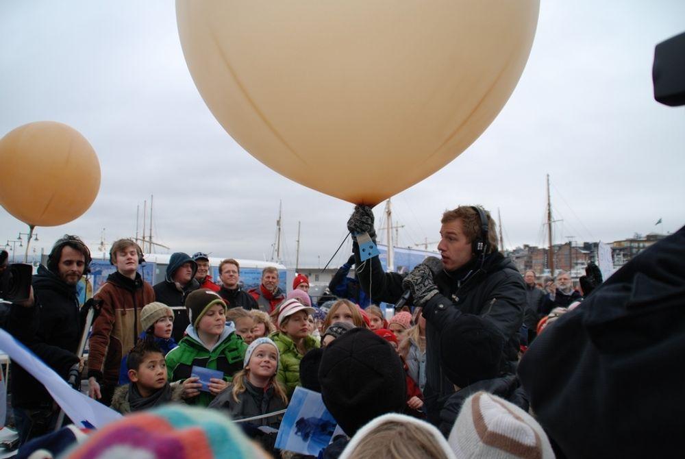 VÆRBALLONG: Per Olav Alvestad fra Newton, NRK, fikk den ære å slippe en værballong med Helium til værs. Værballonger sender værdata til meteologene.