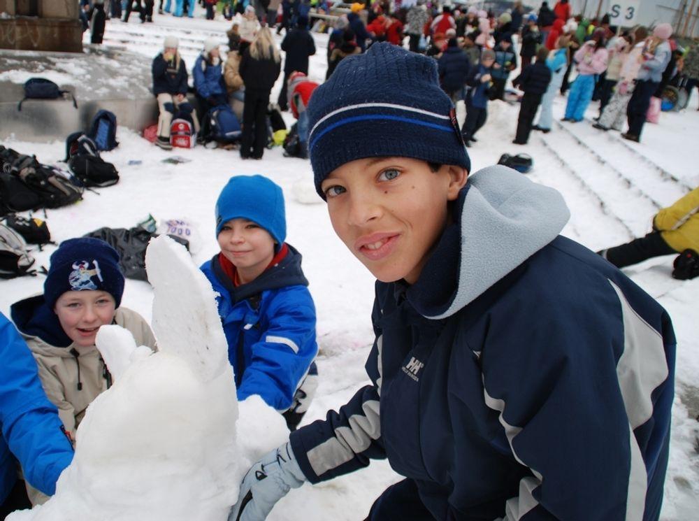 HEDRER POLARÅRET: Martin Nikolai (10) i 5. klasse ved Løren skole har vært med på å bygge en snøhane, et snøspøkelse og snøpingvinen Albert. Til ære for Polaråret.