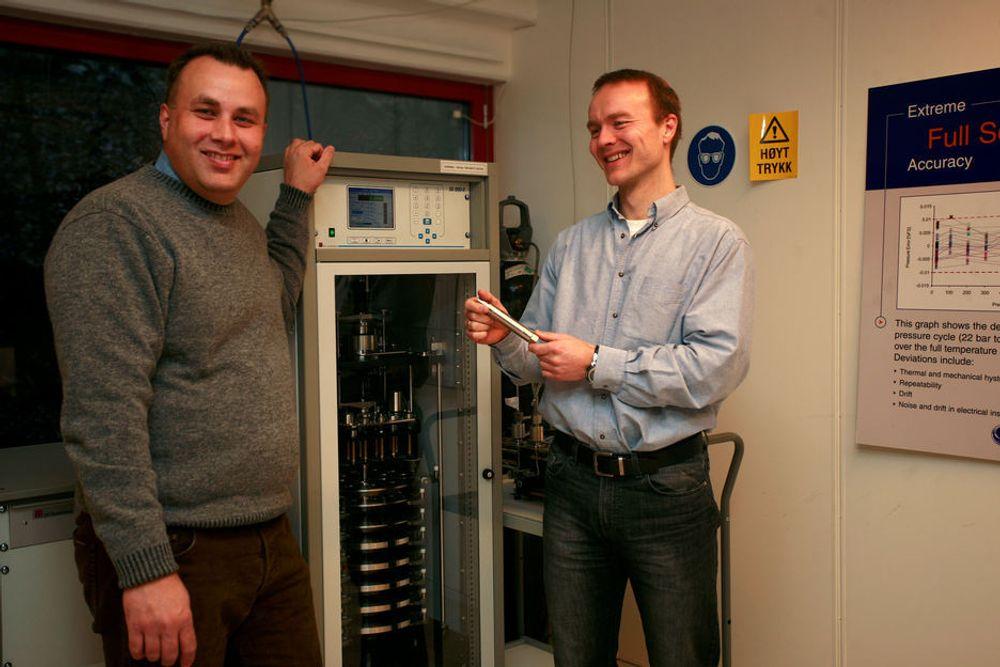 KALIBRERING: Her viser Bjørn Erik Seeberg (til venstre) og Petter Eide utstyr for kalibrering av sensoren.