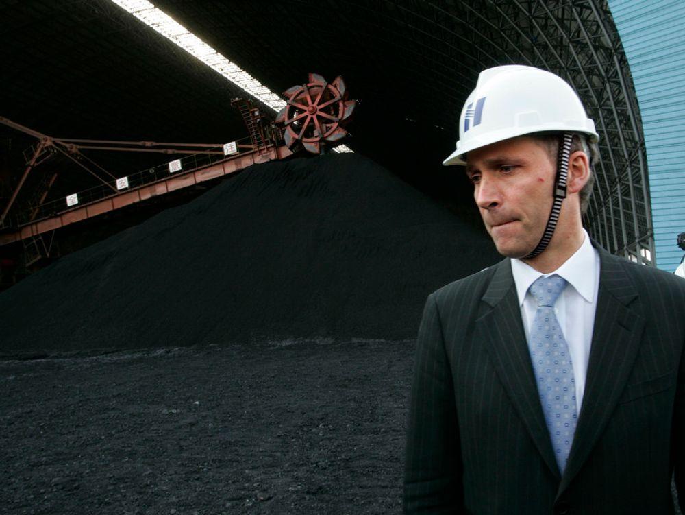 Statsminister Jens Stoltenberg på et kullkraftverk i Kina tidligere i år. Ifølge professor Gary T. Rochelle er det ved slike kraftverk det er viktig å rense, ikke norske gasskraftverk.