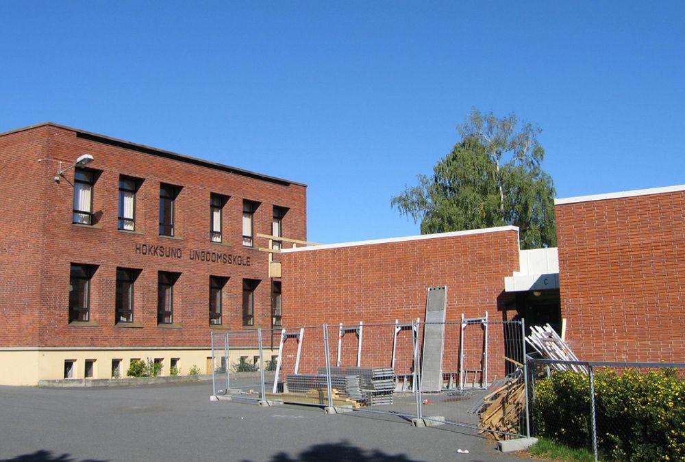NYTT HOLDT IKKE: Den 105 år gamle delen av Hokksund ungdomsskole (t.v.) står uskadet. Fløyen fra 1998 (t.h.) renoveres nå for å bli kvitt betydelige mengder muggsopp.