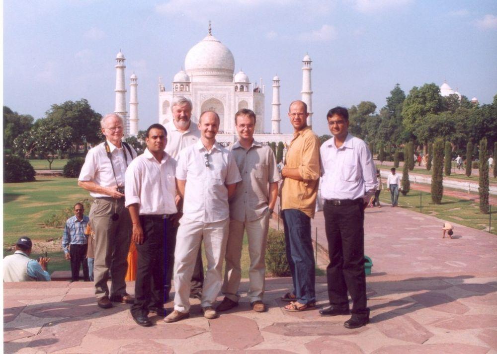 Her er en del av det norske prosjektteamet sammen med PTC ved Taj Mahal i Agra.