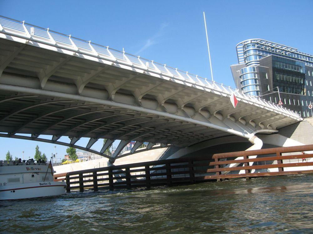 Den spanske arkitekten Santiago Calatrava har tegnet denne brua over elven Spree.