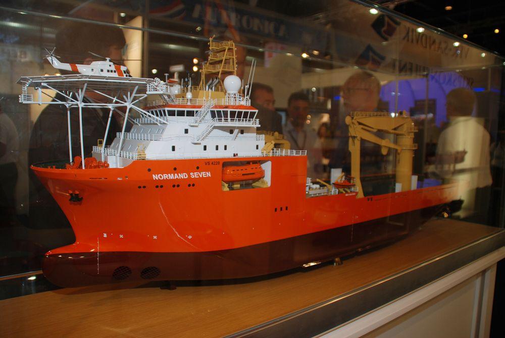 ÅRETS SKIP: Vik-Sandvik viser frem en modell av årets skip 2007, Normand Seven, som de har designet.