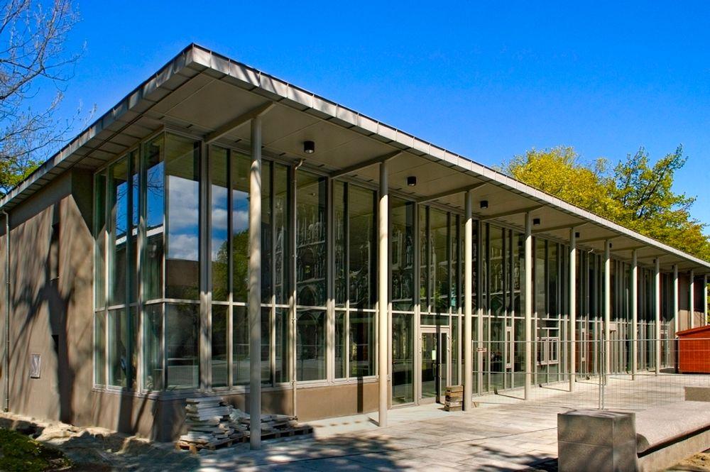 FIKK BYGGEPRIS: Besøkssenteret ved Nidarosdomen er et åpent og transparent bygg med glassfasader både mot Vestfrontplassen og mot parken bak bygget.