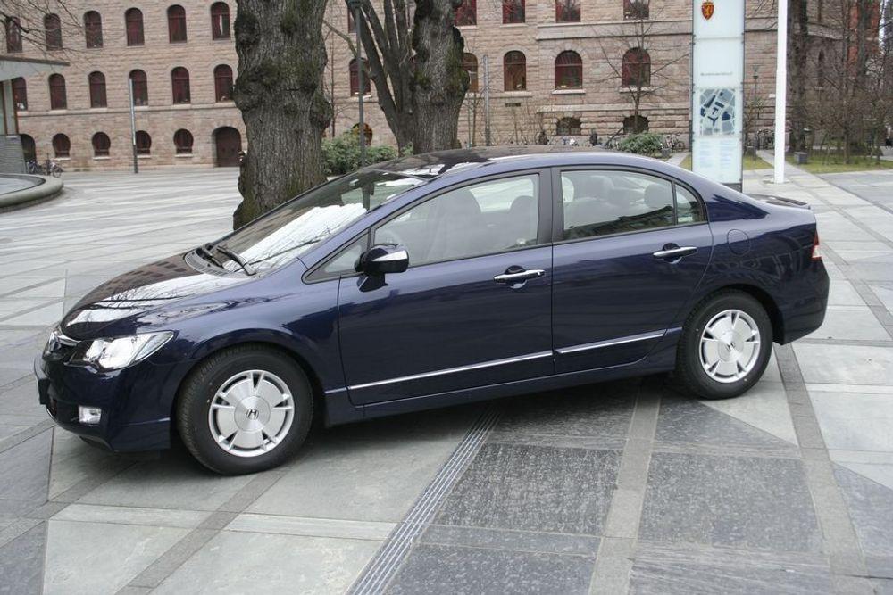 HYBRID: Honda Norge hadde med seg en Honda Civic 1,3 hybridbil i møtet med samferdselsministeren.