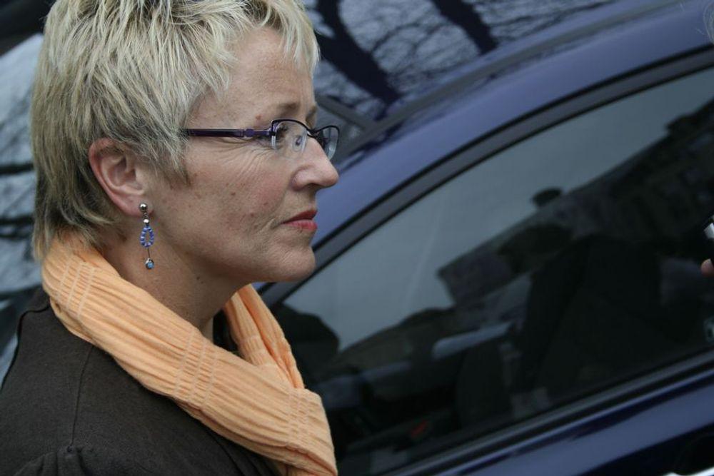 FOR HØYE BILAVGIFTER: Samferdselsminister Liv Signe Navarsete mener bilparken i Norge er for gammel.