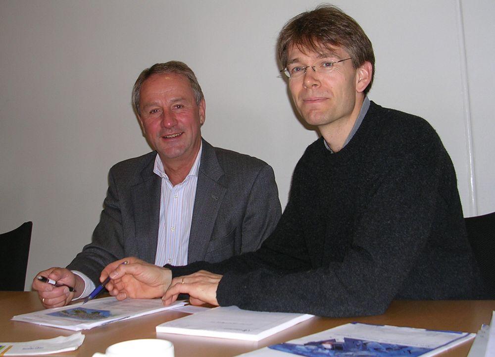 SELVEIDE: Ivar O. Schetlein, til venstre, og Pål Thomas i Hjellnes Consult diskuterer konserthuset i Stavanger, som blir det første prosjektet selskapet har fått etter at de ansatte overtok aksjene til danske Cowi.