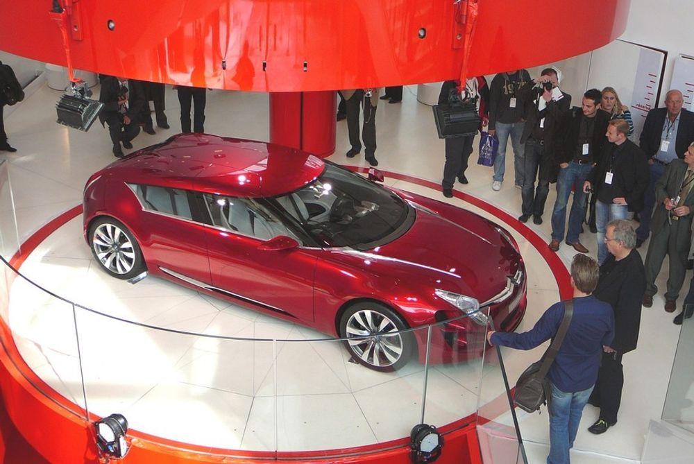 KONSEPT: I kjelleren møtes du av Citroëns nyeste konseptbil, Metisse. Den skal peke inn i fremtiden, men er den ikke litt lav?