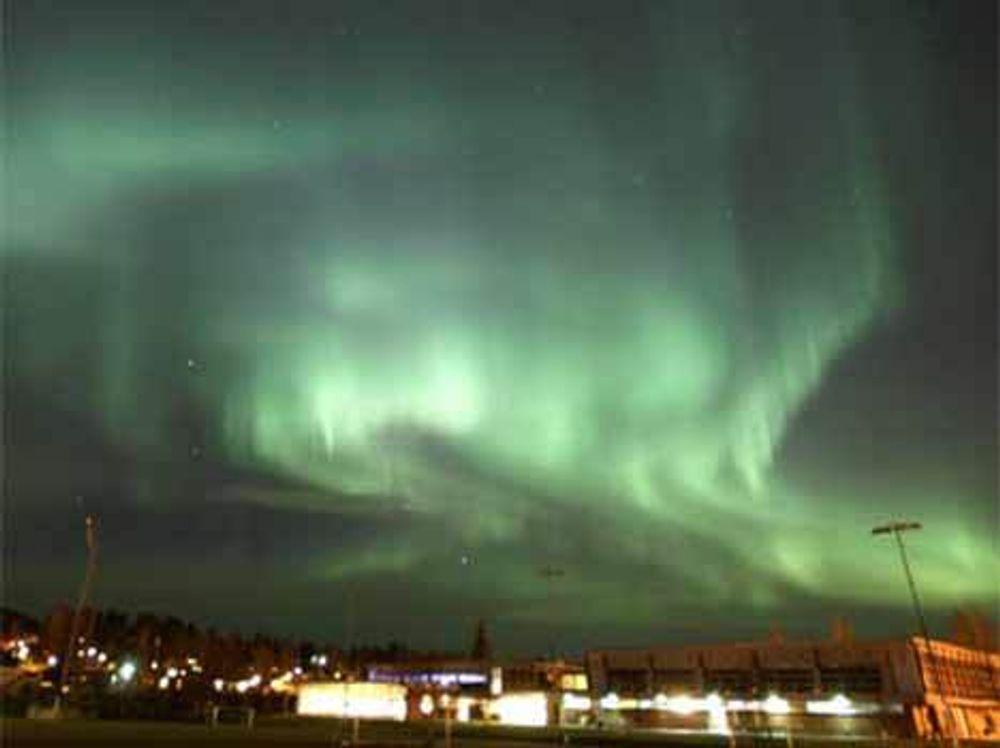 Nordlys over Nadderudhallen i Bærum natt til 15. desember 2006.
