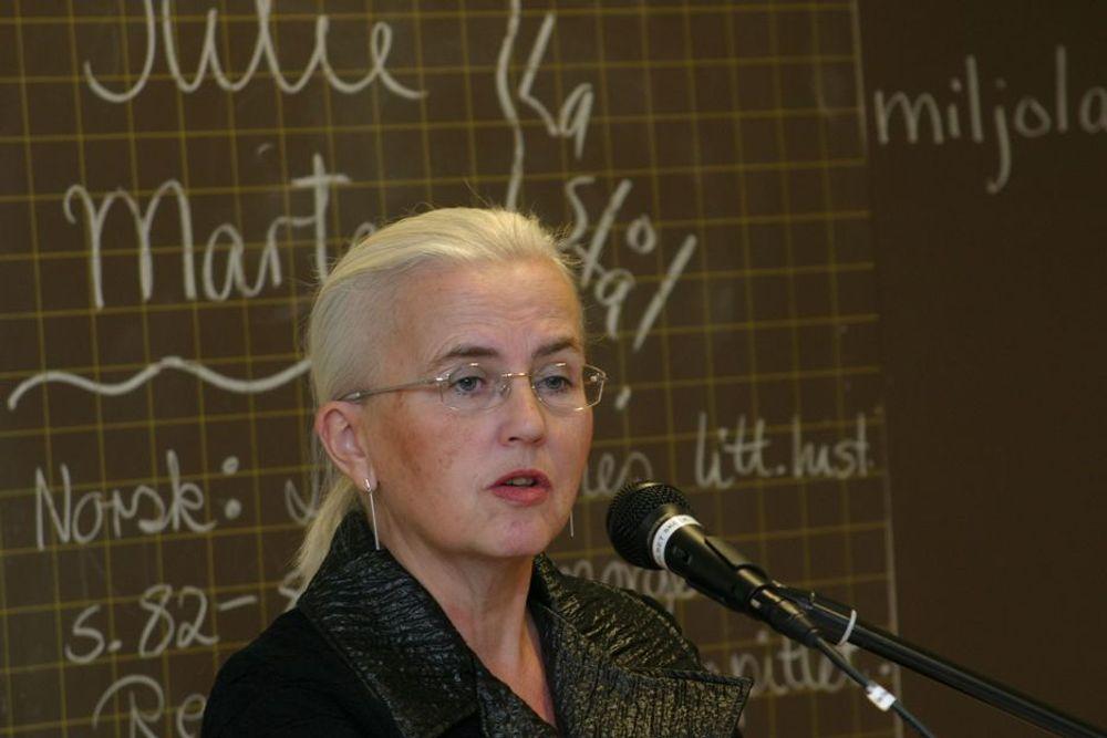 Miljøvernminister Helen Bjørnøy få så hestehalen strutter.