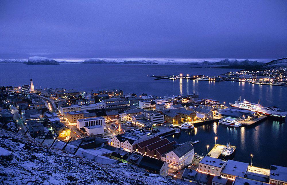 Lysene er tent i Hammerfest, men mer kraft trengs for å sikre kraftforsyningen. Hammerfest Energi vil bygge gasskraftverk med CO2-håndtering. Det må til for å tiltrekke seg mer petroleumsutbygging. Melkøya og Snøhvit-anlegget i bakgrunnen.