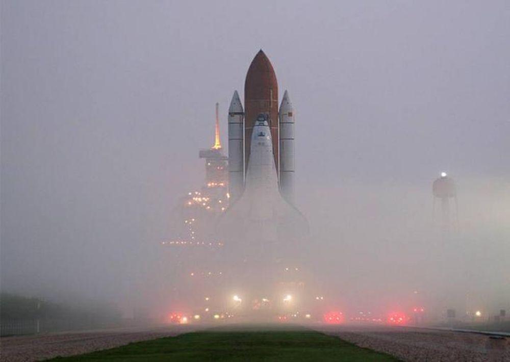 Atlantis nærmer seg utskytingsrampen ved Kennedy Space Center 2. august i et nærmest mytisk tåketeppe.