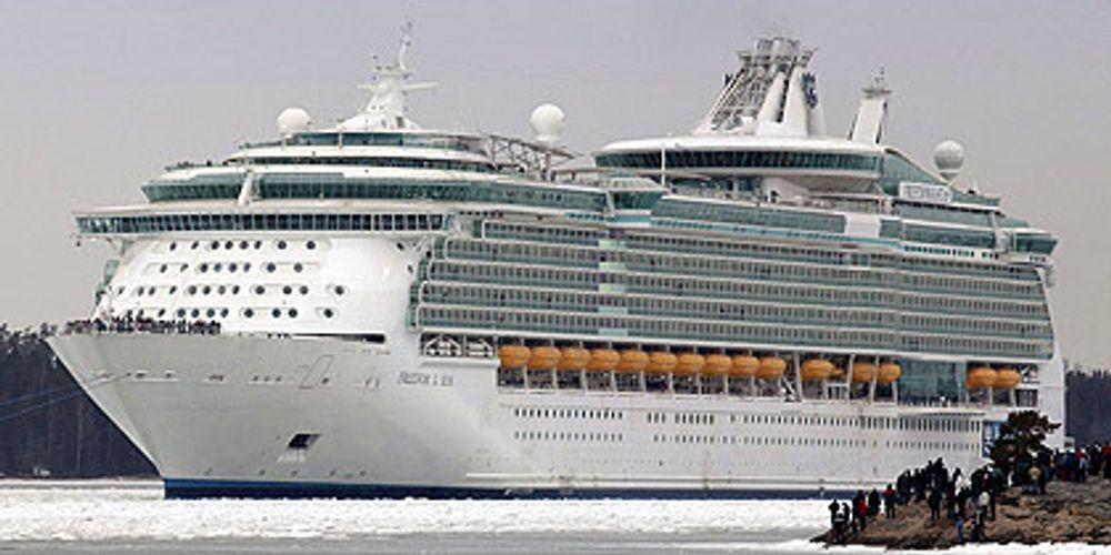 Verdens største cruiseskip på vei ut fra verftet i Åbo, Finland tidligere i våres. Etter det har skipet vært igjennom en rekke tester til sjøs før turen går til Karibia via noen europeiske havner våren 2006.