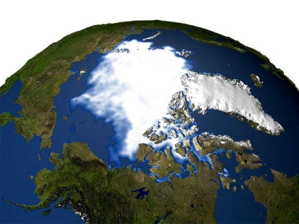 BILDE 2:  Den årlige ismengden i Arktis later til å avta 9 prosent per tiår. Bildet foran (1) viser minimum havis-utstrekning i 1979, dette bildet (2) i 2003. ILL: NASA