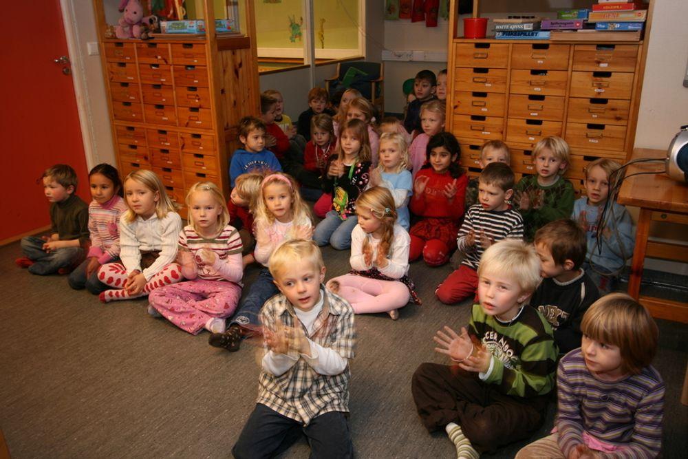 40 førsteklassinger fra Trara skole kan synge Fredrikstad-sangen så det ljomer. De kan mange detaljer om julegavene de ønsker seg og forteller entusiastisk om hva de liker best på skolen. Men hva en ingeniør er, kan ingen av dem svare på.