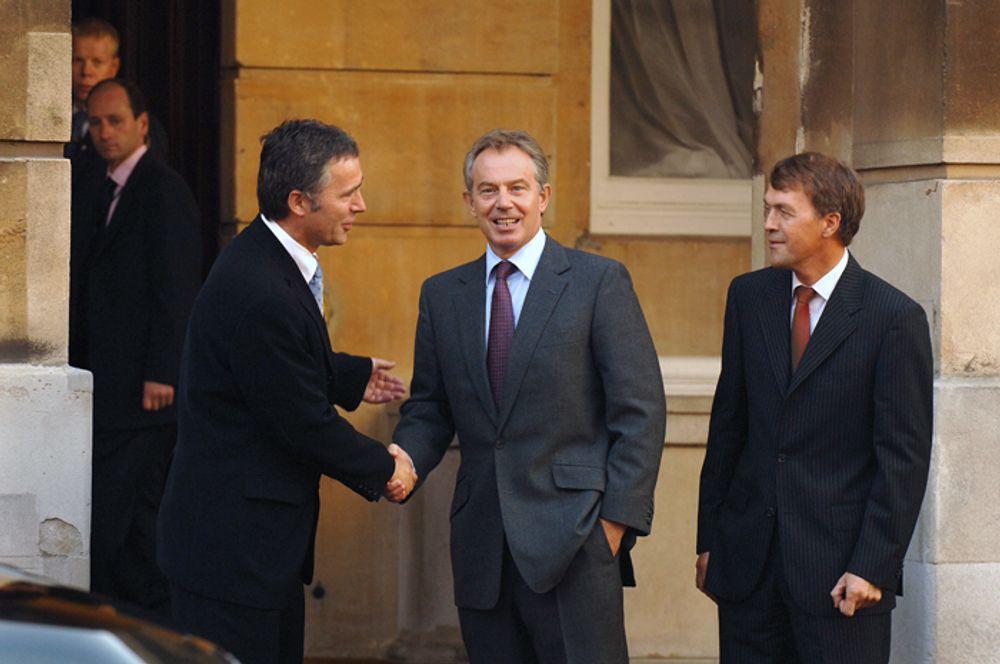 POSØR: Jens Stoltenberg og Tony Blair på vei inn til tedrikking og offisiell åpning av Langeled med Hydro-sjef Eivind Reiten i London 16. oktober 2006.
