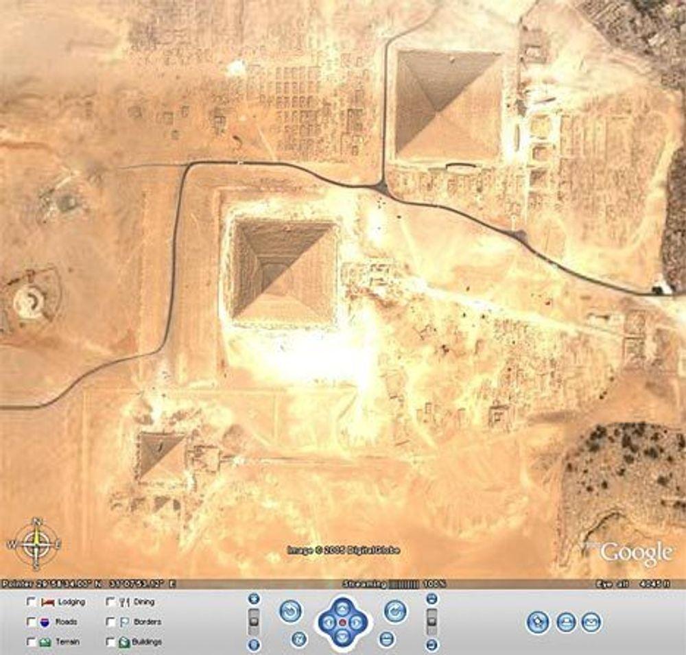Pyramidene utenfor Kairo. Nederst på bildet ser du navigasjonspanelet på Google Earth.