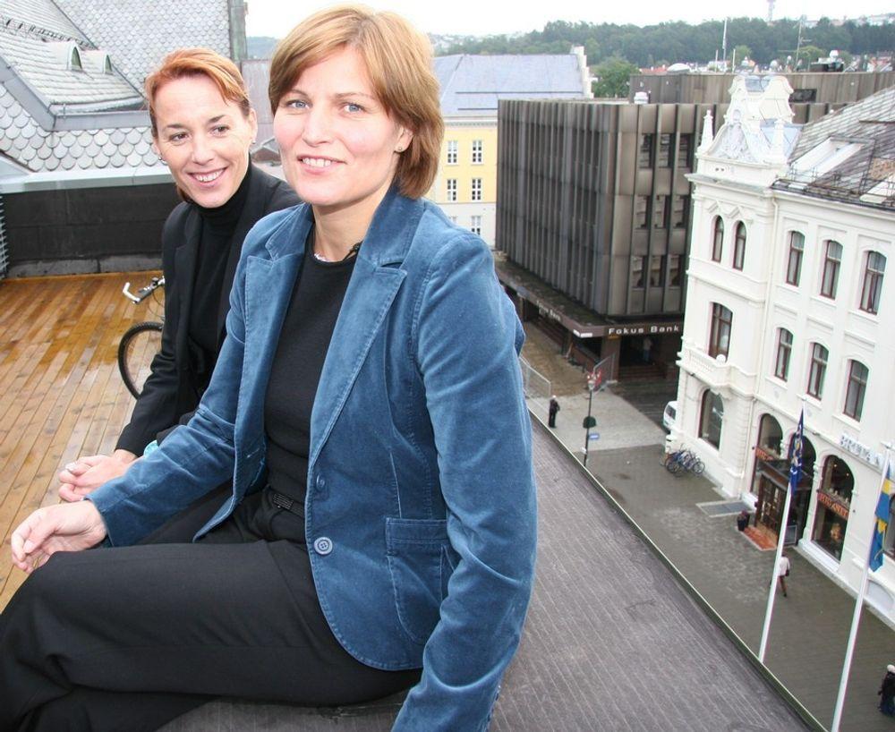 Pressesjef Maria Nordstrøm (fra venstre) og prosjektleder Eileen Brandsegg i den nye teknologifestivalen Technoport i Trondheim frister med et omfattende program. I bakgrunnen skimtes Midtbyen i Trondheim.